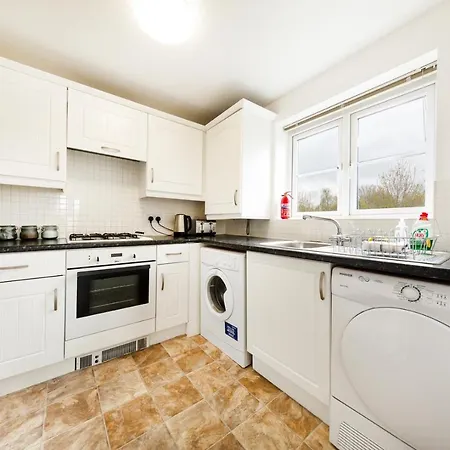 2 Bedroom Free Parking Apartment Bristol